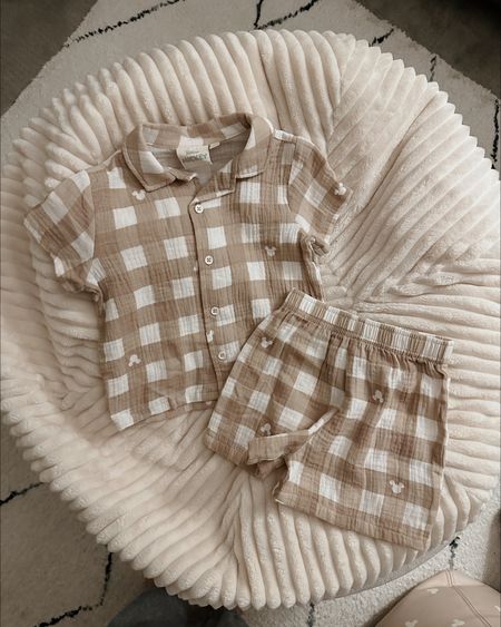 Mickey checkered set 🤍 runs TTS, the 2T is perfect for Ollie boy. Can’t wait for him to wear this is disney world!! 

Disney, toddler Mickey, checkered print, checkered, neutral set, Target find 

#LTKkids