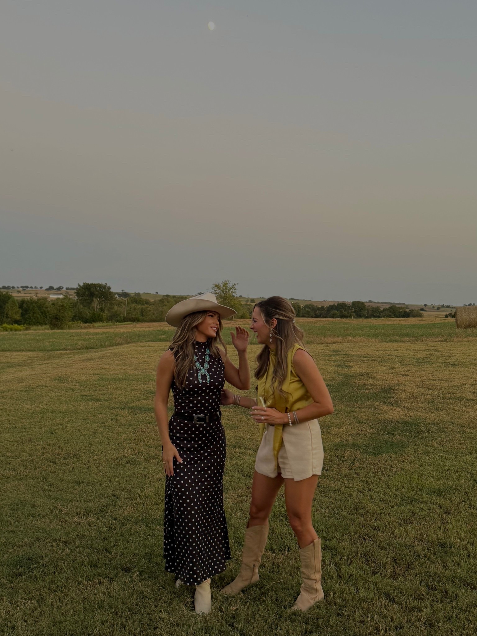 Round top !!! Take me back !!! Western outfits and fashion are my fav thing 🤎