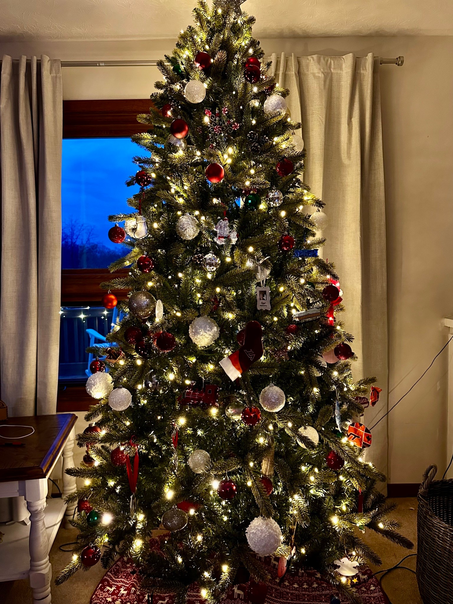 A new twinkle tree this year and I loved how easy the set up was, I love how real the tree branches are, and the twinkle lights are always a fave! 
