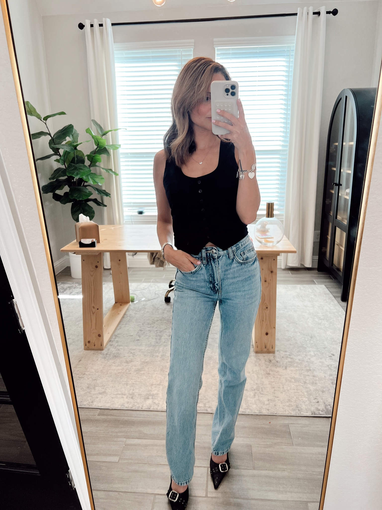 Spring style. Vest. Chic. Casual chic. Casual workwear. Straight jeans  

#LTKworkwear #LTKfindsunder100 #LTKstyletip