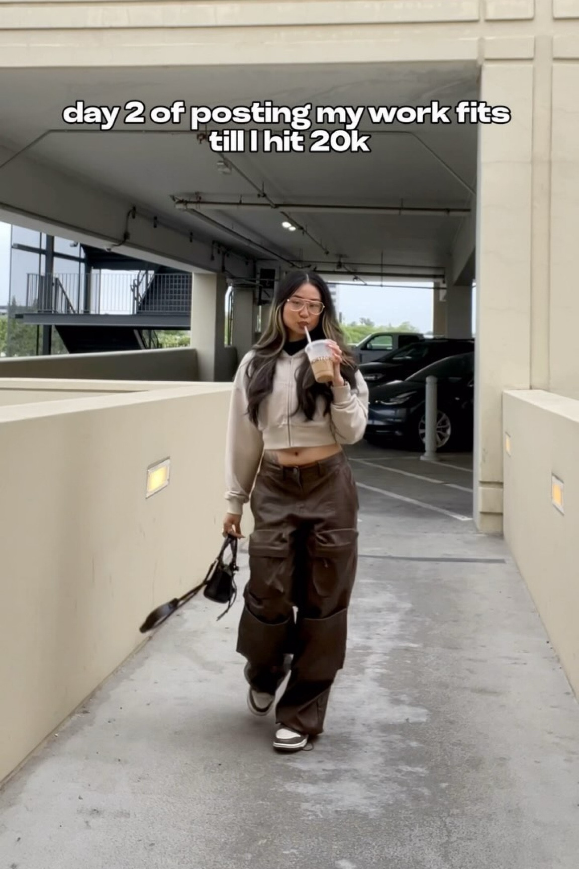 woke up and chose to be a tree today lol 🌴

#fashioninspo #fashionblogger #fashionstyle #fashionnova #styledbymyt #springinspo #streetstyle #baggyjeans #brownfitsu #stylingdenim how to style denim. #denimfits #fitinspo #styletips #stylehack #dailyfits #streetwearfashion