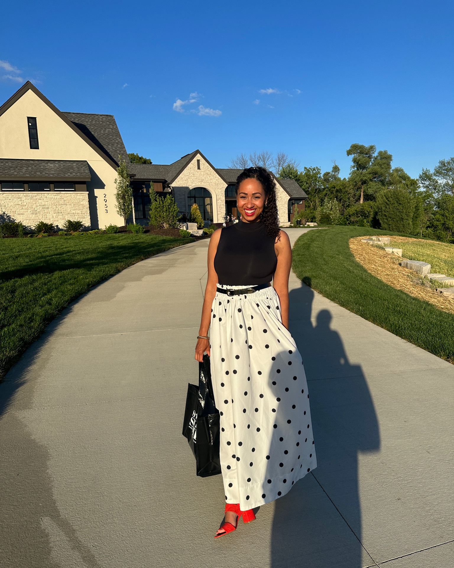 Evening at a summer soireé 😍


Black sleeveless mock turtleneck bodysuit, black belt with gold detail, black and white polka dot skirt

#LTKootd #LTKdayinmylife #LTKWorkwear