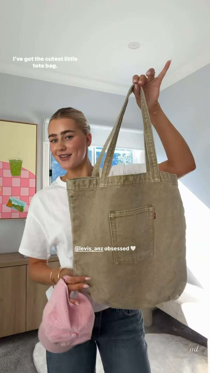  OOTD 🖤 Everything is from @levis 
 