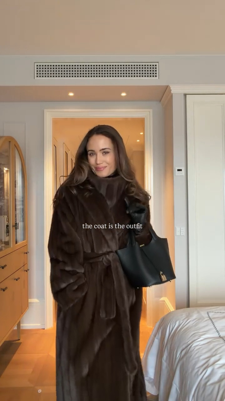 Day one in Austria - here is what I'm wearing:
Coat & snood @desavarylondon
Base @uniqloeurope
Trousers @andiataofficial
Lip combo @elizabetharden 'Honey' & @charlottetilbury
Iconic Nude

#LTKstyletip #LTKFashionMonth