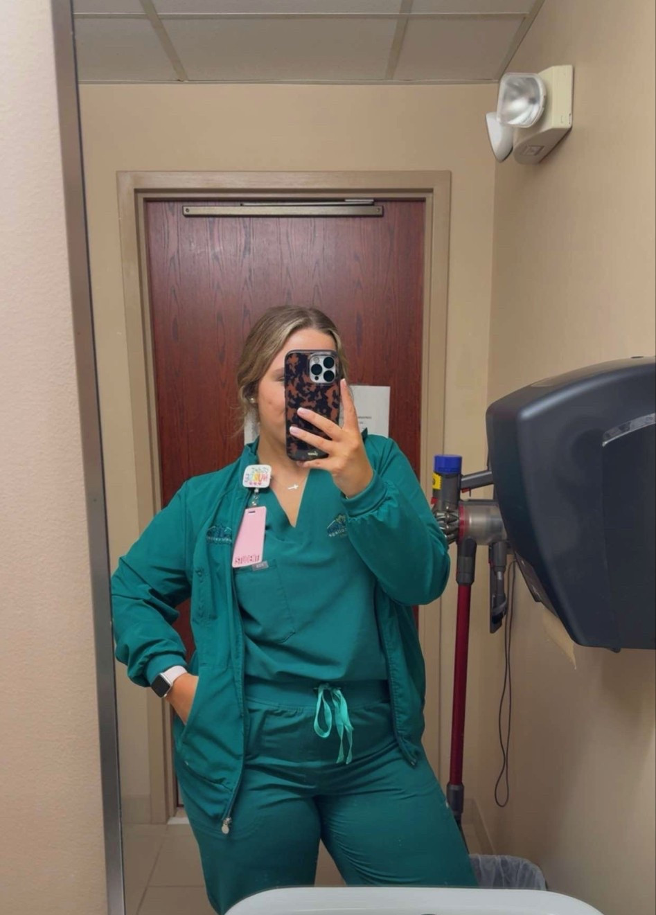 CLINICAL OOTD🏥🤍 i LOVEEE my embroidered scrubs from figs🤍🤍

*hunter green no longer available in Isabel wide leg☹️ similar linked!

top size XL
pants size XXL