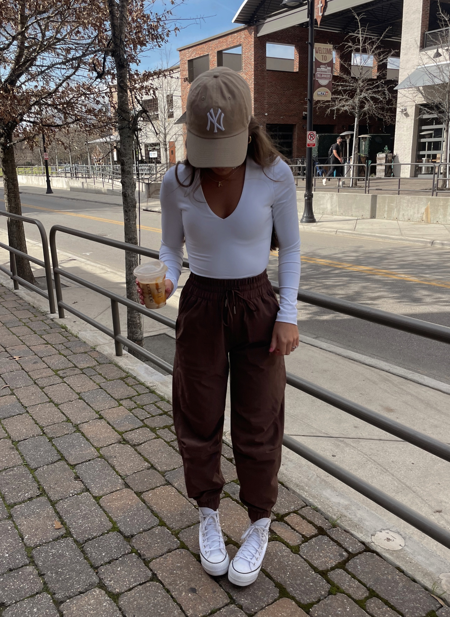 Let’s hear it for the fit 👏😮‍💨 in my baseball wife fits era loll 😂
•
Parachute pants outfits. Abercrombie seamless bodysuits. White platform converse. New York Yankees baseball cap. Yankees baseball hat. Everyday style inspo. Running errands outfits  