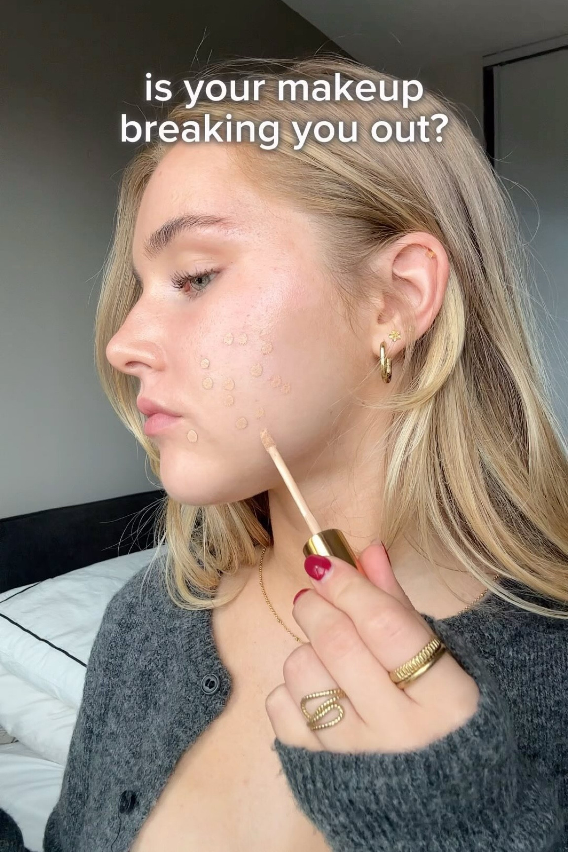 acne safe makeup!⭐️⭐️

Why is acne safe makeup important / what’s the difference❓❓

People with acne-prone skin usually have “hyper retention keratosis” (pores are extra prone to getting clogged)!

And acne safe makeup is makeup that doesn’t include any pore clogging ingredients, as we don’t need the extra risk of clogged pores!

•

#acnesafemakeup #skintok #acne #acneproneskin #makeup #skincaretips