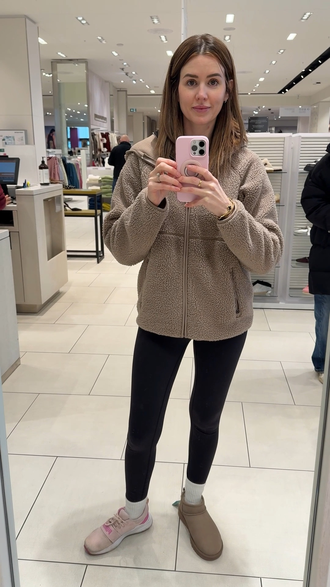 Ok I admit it I love a good ol’ UGG. This low cut UGG’s are what I’m feeling for this years winter. 

#LTKshoes #LTKcanada #LTKstyletip