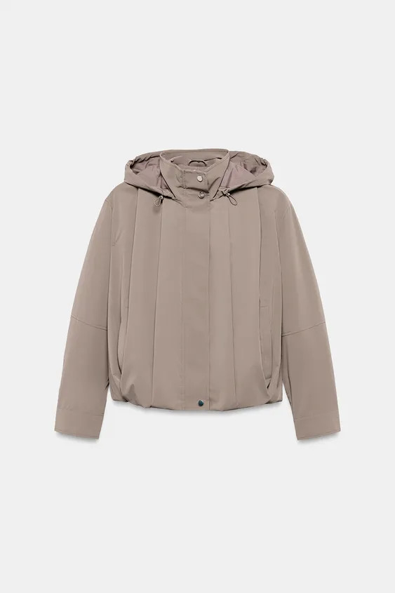 Jacket featuring a high collar, an adjustable hood with elastic drawstrings and long sleeves. Front welt pockets. Pleated, voluminous hem with an elastic interior. Zip-up front with concealed snap buttons. | Zara UK
