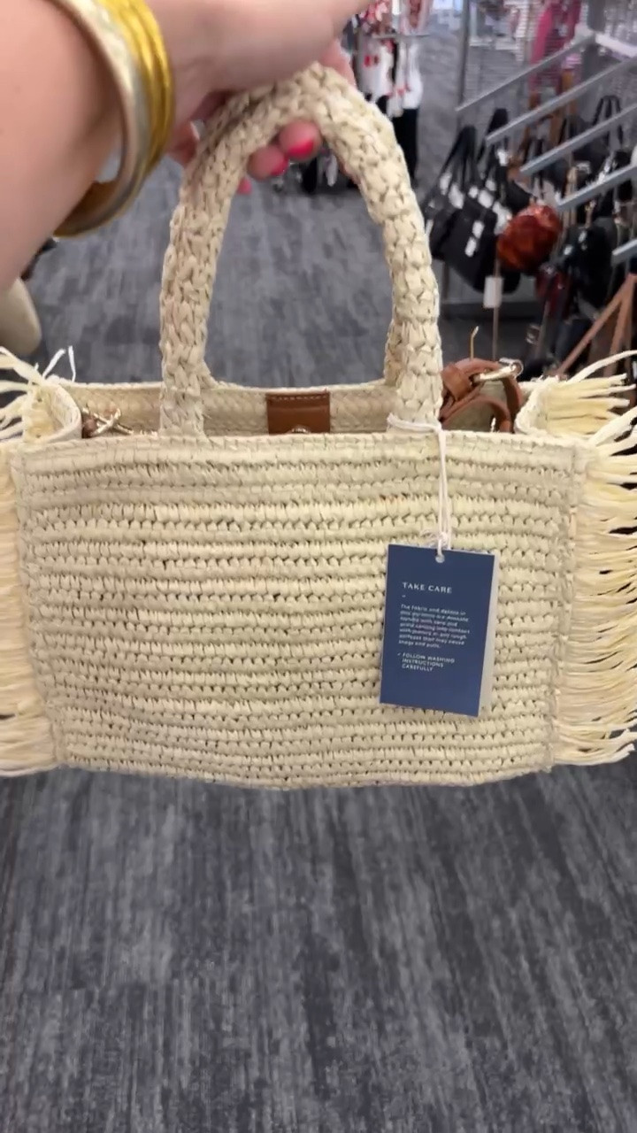 So cute for your next vacation!!!☀️ + it is 25% off!

Bag, handbag, purse, @Target

#LTKSeasonal #LTKSaleAlert #LTKmomlife