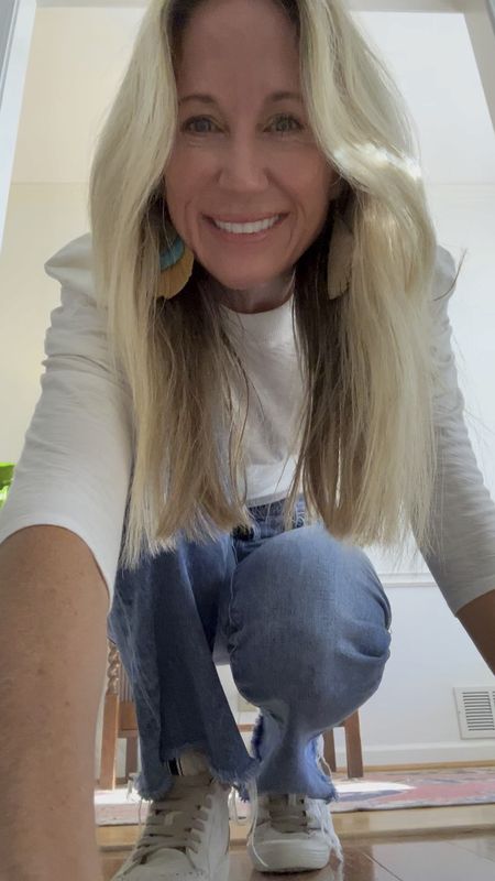 Friday Easy Lunch Outfit✨
Mother denim. Straight leg denim. White puff sleeve top. Balloon sleeve top. 

@shushopshoes @motherdenim @anthropologie #shushopshoes #motherdenim #anthropologie 
