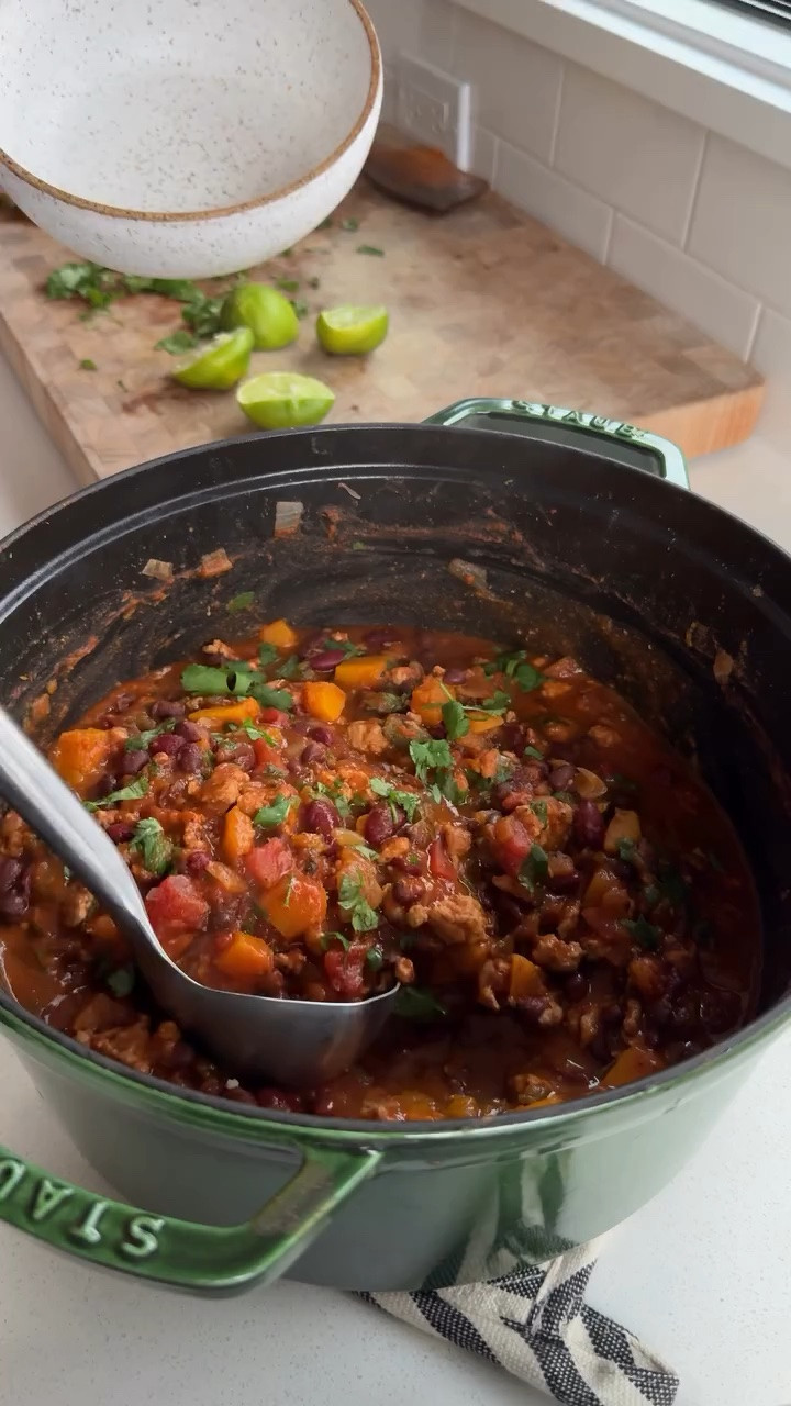 Turkey Taco Chili w/ Butternut Squash because SOUP SEASON is officially here!!! 🍲

I just made a big batch for the week to have on hand for easy lunches or those SOS dinner nights when I have zero desire to cook 😅

It reheats so incredibly well, is the warmest/coziest meal, and I love knowing baby🤰🏼and I are getting in plenty of protein + fiber, along with tons of vitamins and minerals from all those veggies 🤝

Like and comment “CHILI” below and I’ll DM you the recipe on my blog 😊

Get more healthy high-protein recipes on rachaelsgoodeats.com

#soupseason #soup #chili #healthydinner