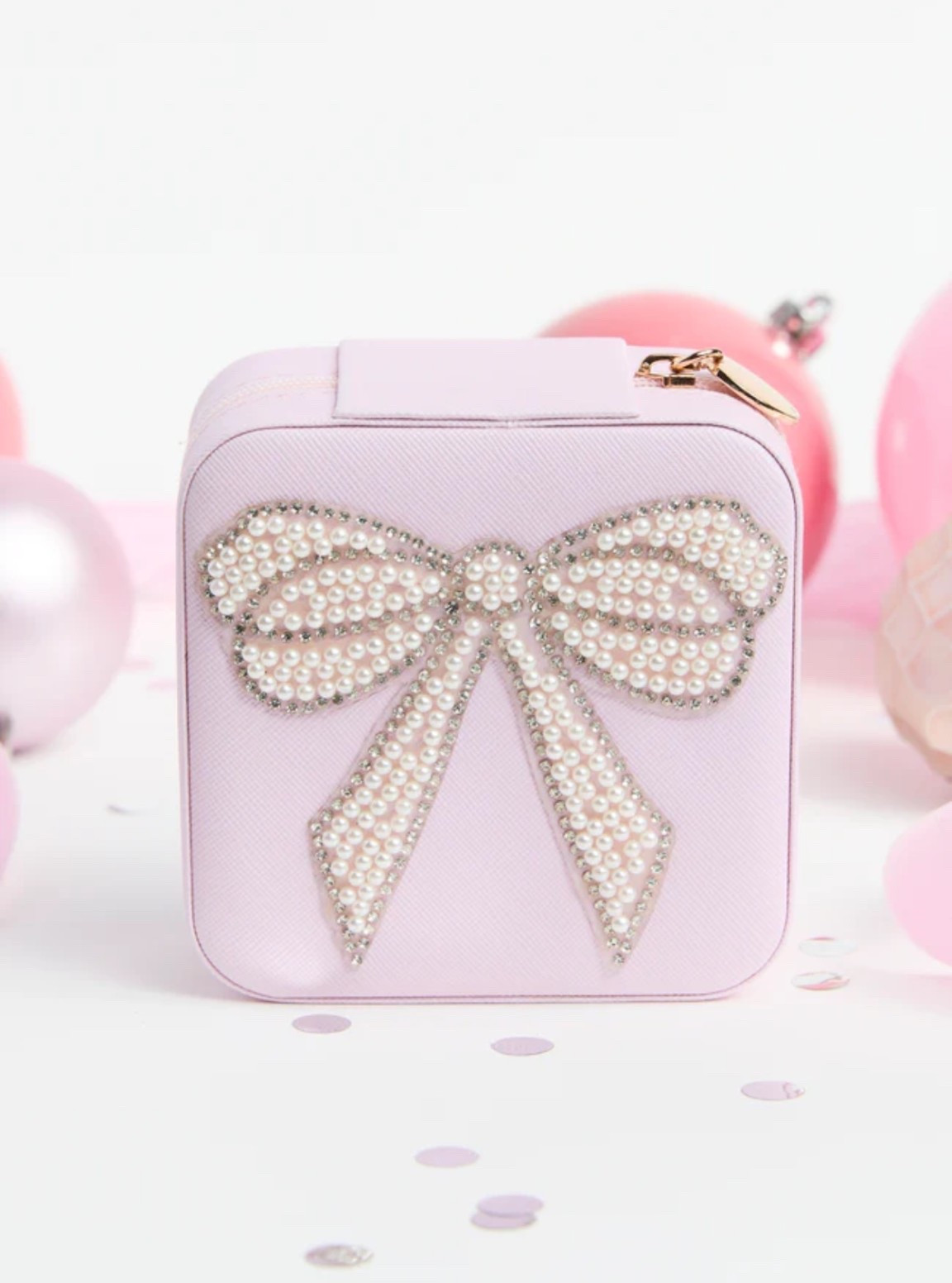 Cutest bow jewelry box 50% off 

#LTKGiftGuide #LTKHoliday