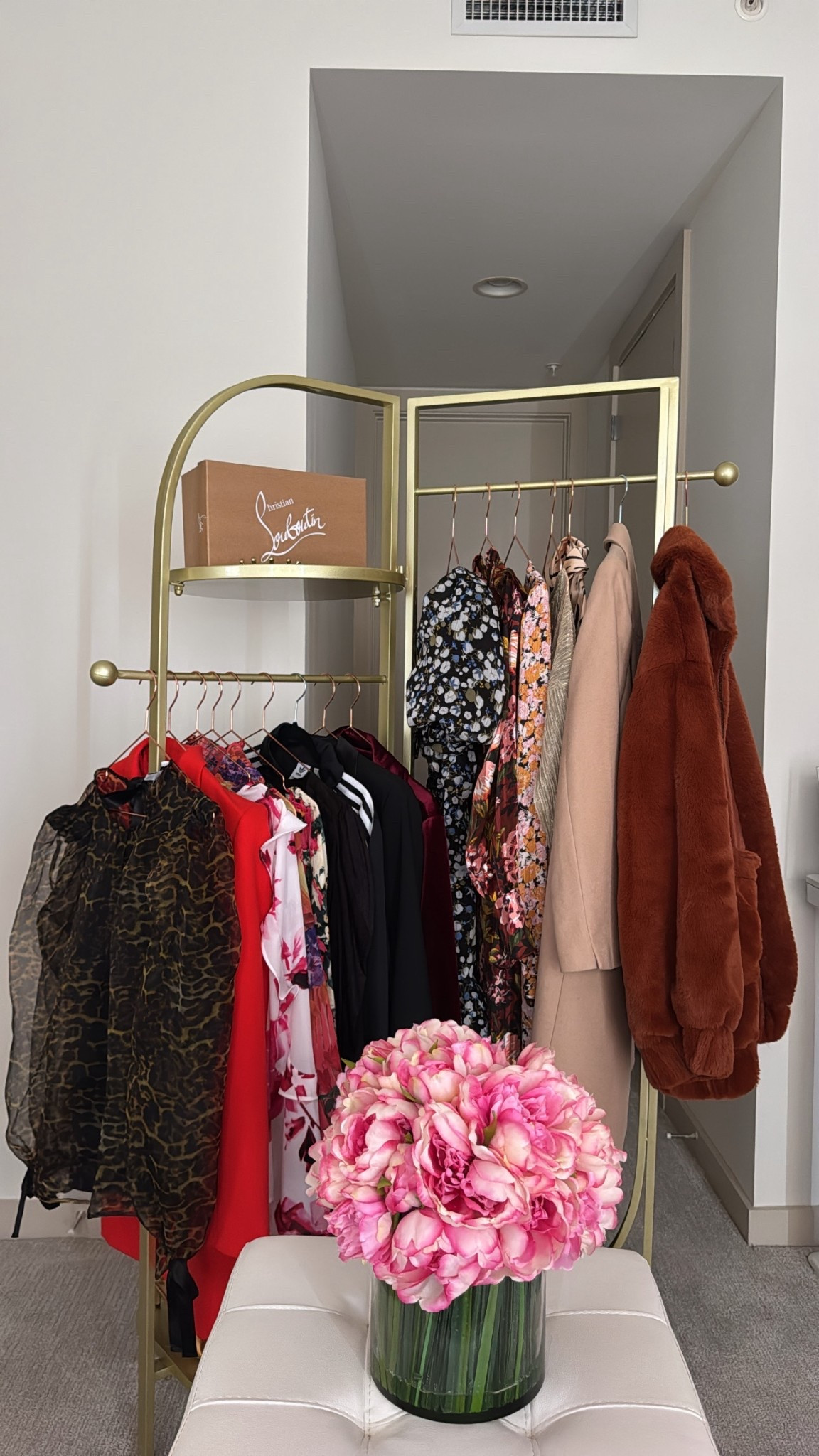 Obsessed w/ this clothing rack and faux floral arrangement from #Wayfair #lachiccouture #clothingrack #capsulewardrobe #fashiontrends

#LTKootd #LTKgrwm #LTKCyberWeek