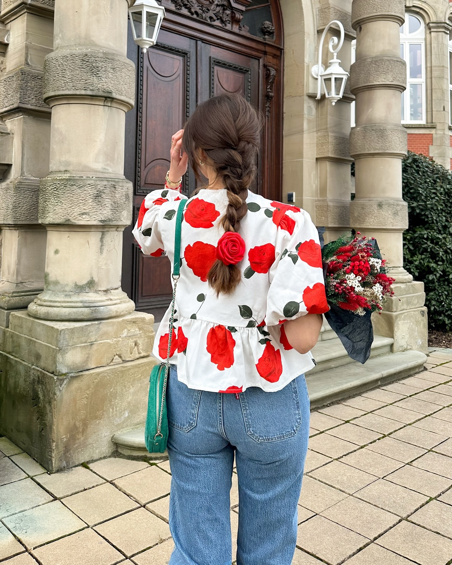 Very inspired by Valentine’s Day ♥️ Isn’t it the cutest blouse ? 🥹🌹 
Gros coup de cœur pour cette blouse @saaj_paris et son imprimé roses 🌹 parfaite pour la Saint Valentin
[produit offert]
•
•
•
•
#valentinesday2025❤️ #valentinesdayoutfit #valentinesdaystyle #frenchgirlstyle #parisianstyle #effortlesslychic #popofred #redshoes
