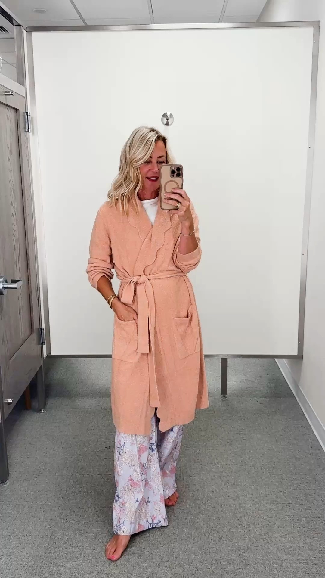 Barefoot dreams robe… Say less!

Size small ￼

#LTKOver40 #LTKSaleAlert