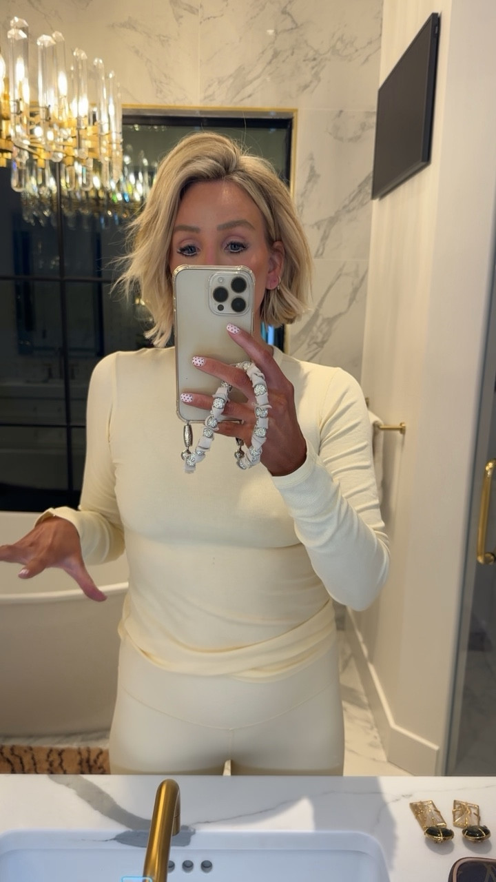 The NEW butter cream yellow from Lulu is so freaking pretty 😍😍😍