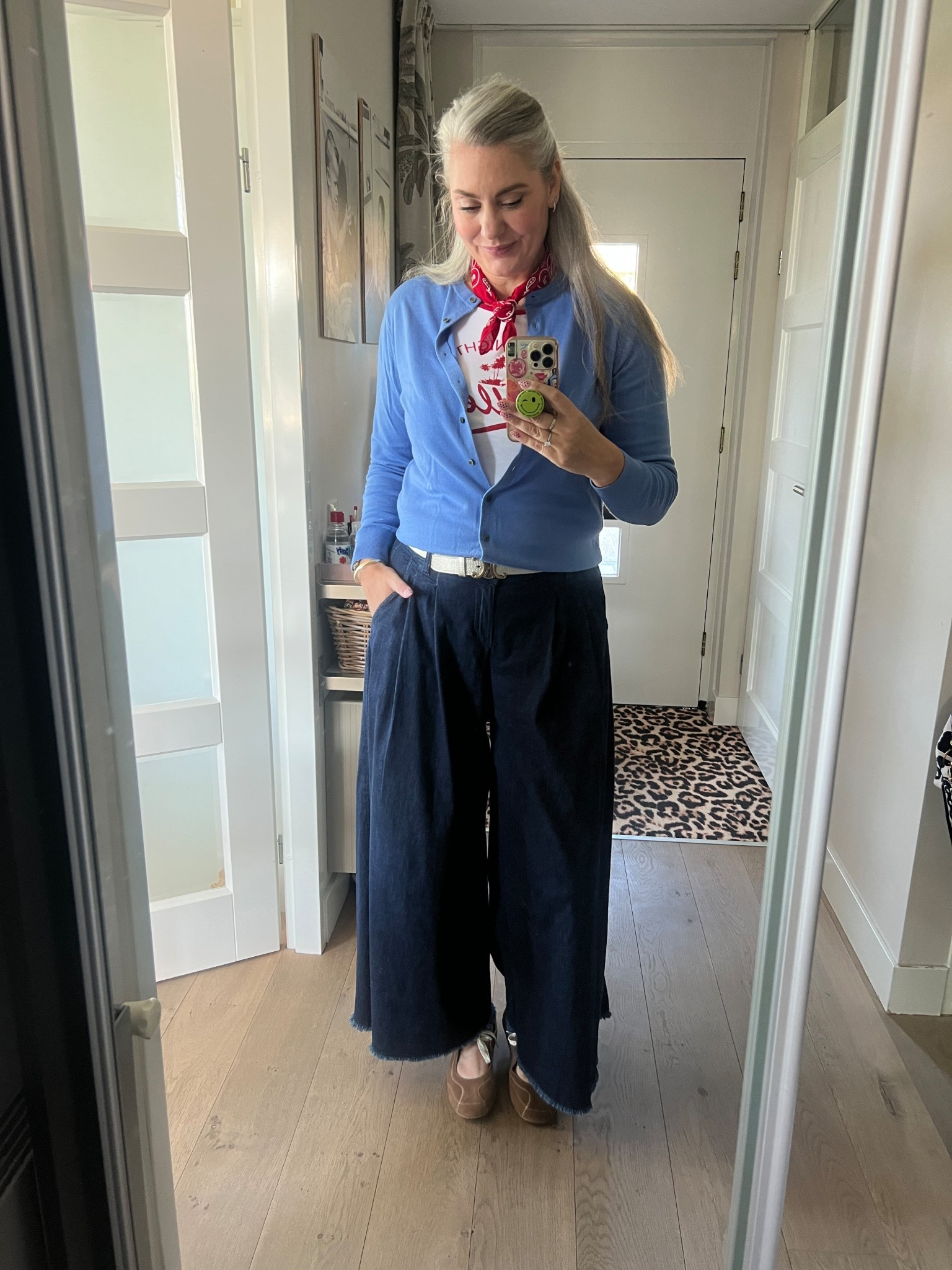 OOTD - Zaterdag. Een superwijde culotte broek van donkere, zachte denim (40), bruin suède sneakerina’s, retro stijl t-shirt met palm print en raglan mouwen, lavendelblauw, dun merinowollen vestje en een rode bandana. 



#LTKmidsize #LTKnederlands #LTKeurope