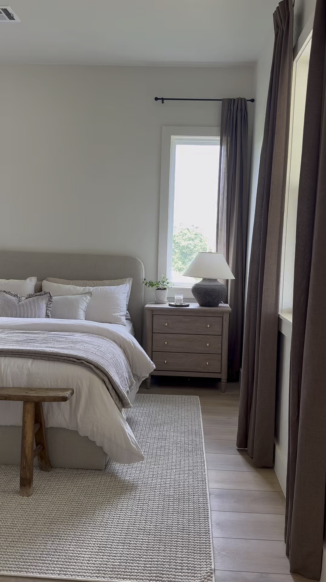 The @Quince  bed + bedding in our flip house alone makes me want to keep this home! The curved headboard is *chefs kiss*. This pairing is the bamboo sheets in sand and the linen duvet cover in sand. Shop it all here! #quincepartner 
