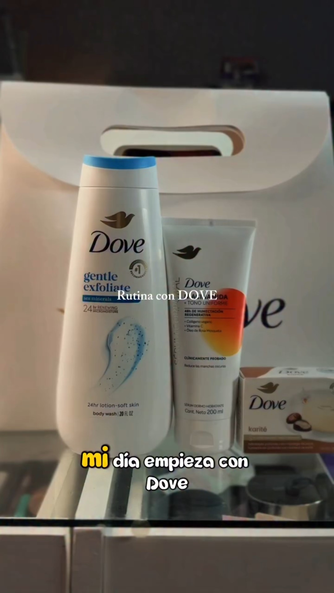 #SkinCaring
Estoy llevando mi rutina más allá de la cara y cuidando el 91% de piel que solemos olvidar 💙
Mi momento empieza con la Beauty Bar con ¼ de crema humectante, que deja mi piel suave y equilibrada.
Sigo con el Body Wash, que limpia con delicadeza y mantiene la hidratación.
Y termino con el serum corporal, para darle a mi piel el mismo cuidado que antes dejaba solo para el rostro.
Rutina simple, sensorial y para todo mi cuerpo. 💧✨

#PielDelCuerpo #ZonasOlvidadas #CuidadoIntegral #RutinaSimple #SerumParaElCuerpo #CuidadoDiario #BodyCareRoutine #Humectación #BeautyBar #BodyWash
@dove