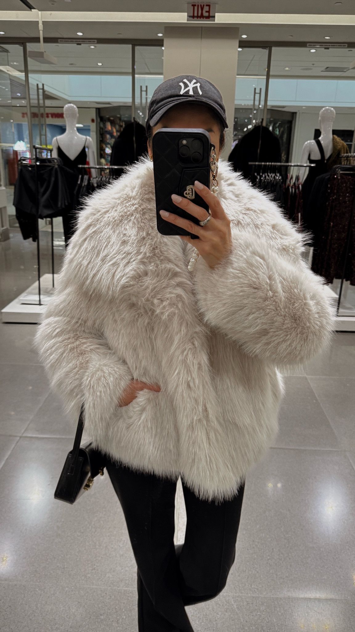 ✨ POV: You put on the fluffiest coat and instantly feel like you have your whole life together. 🤍❄️

There’s a special kind of magic in a soft, plush winter coat—especially when it’s a Zara find. The moment you slip it on, everything suddenly feels lighter, calmer, and a little more luxe.
Neutral tones, cozy textures, and that effortless winter elegance… this is the kind of piece that makes you walk slower, breathe deeper, and carry yourself like the most polished version of you.
Sometimes all you need is the coat to shift your entire mood. 🤍✨

#ZaraFinds #WinterAesthetic #QuietLuxuryStyle

