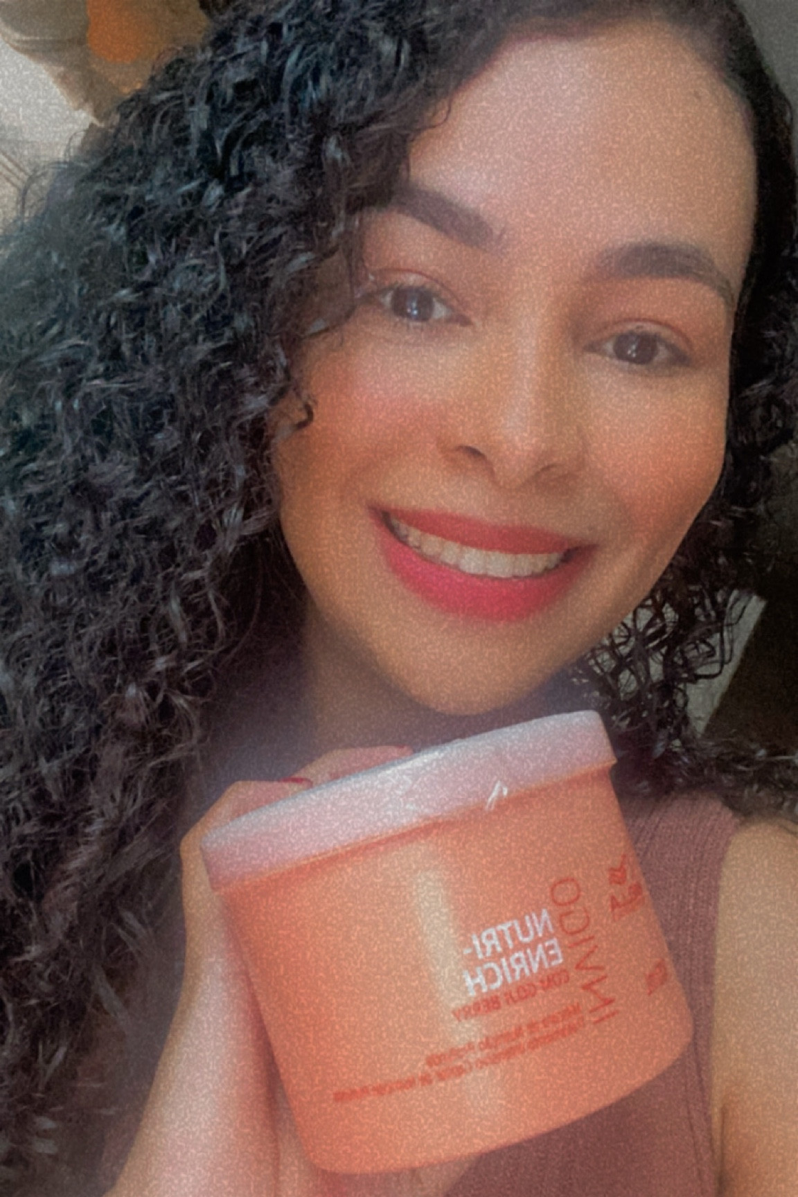 A melhor máscara de nutrição que já vi , nutri até a alma do cabelo, Realmente desmaia o cabelo , Rende muito , eu não largo nunca mais , foi a minha melhor comprinha para o cabelo sem dúvidas. 

#LTKbrasil