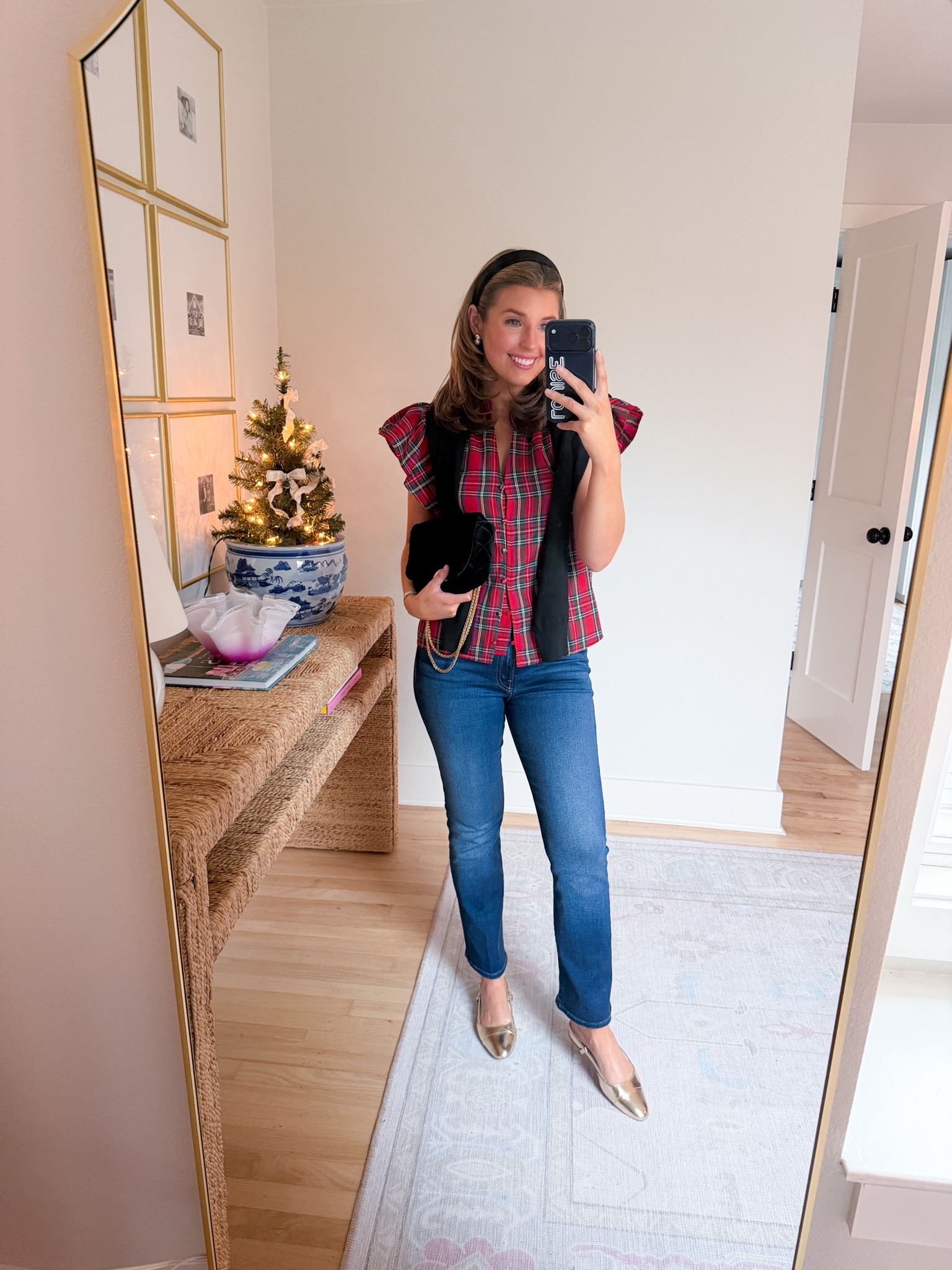 Dressy casual outfit idea for the holidays! Wearing an XS in top and 26 in jeans 
