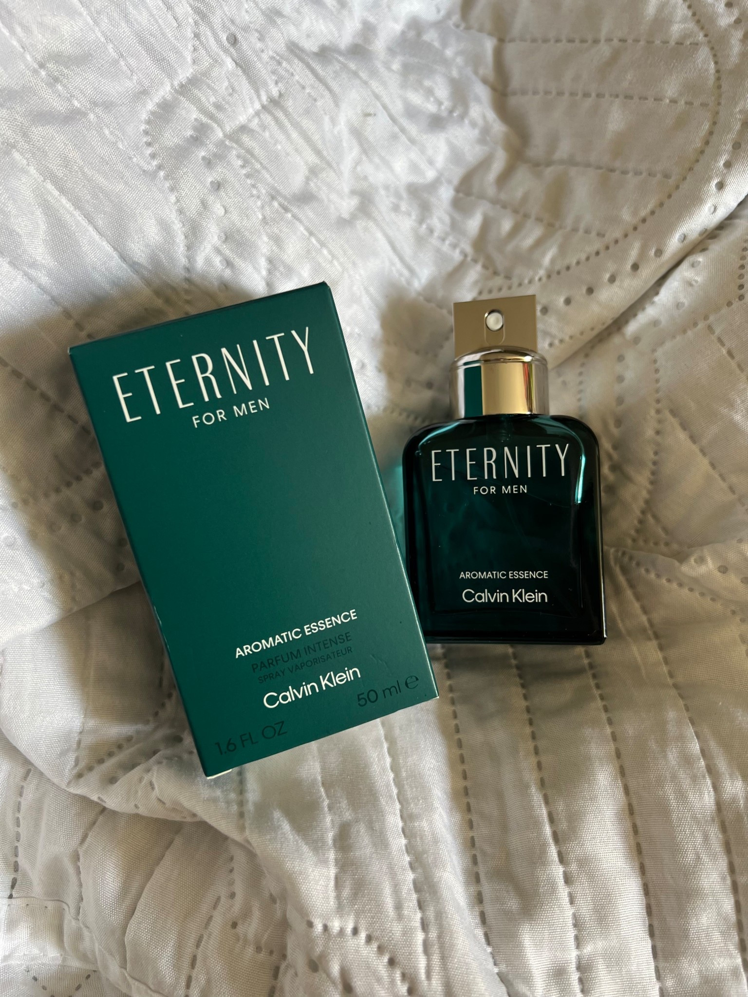 Perfume Masculino Eternity Aromatic Essence , de Calvin Klein , conta com a essência de Zimbro, que se funde a um viciante acorde Gourmand de Coco, ancorado por uma base poderosa, composta por Cardamomo Picante.

#LTKbeleza #LTKbrasil #LTKguiadepresente