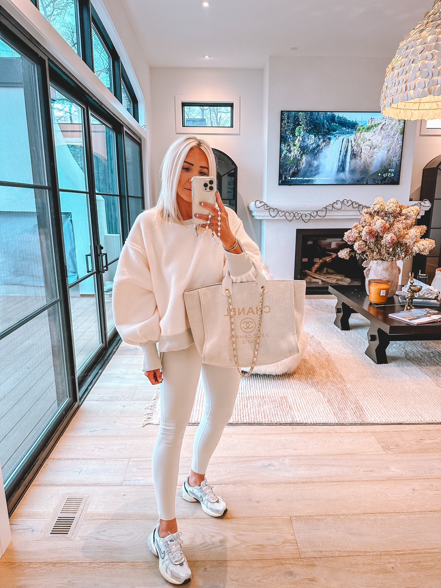 Winter white athleisure 😍 wearing a small in top and a 6 in leggings 