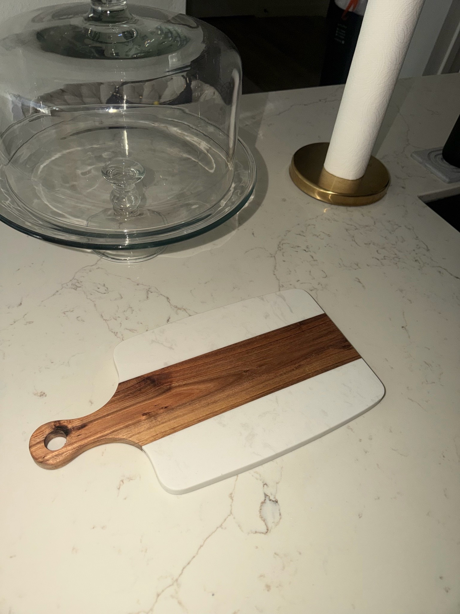 Obsessed with this Amazon marble cutting board 🤍🧺 It’s not only functional but looks SO pretty sitting out on the counter! The perfect kitchen find ✨

#AmazonFinds #AmazonHome #KitchenFinds