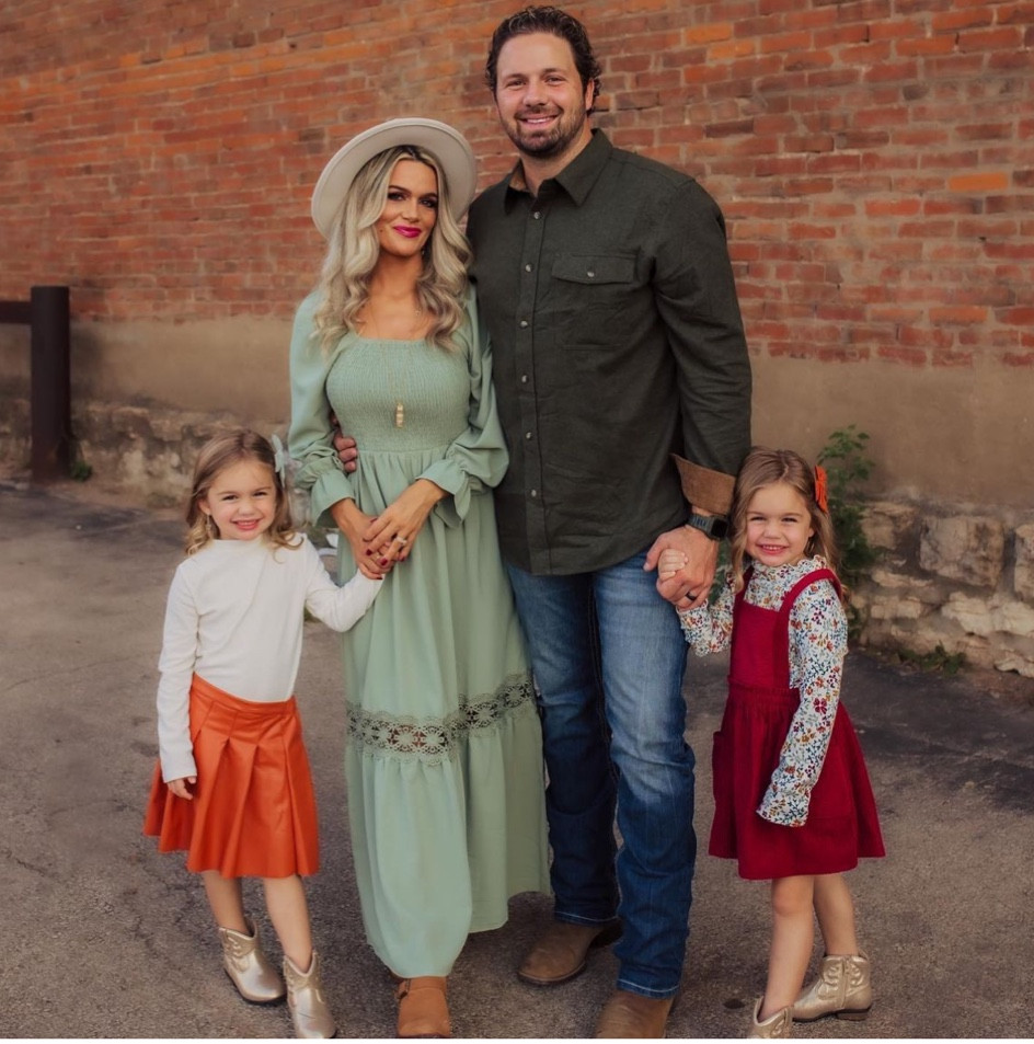 Thanksgiving Outfit// Holiday Outfit// Family Photos // 

#LTKHoliday #LTKstyletip #LTKfamily