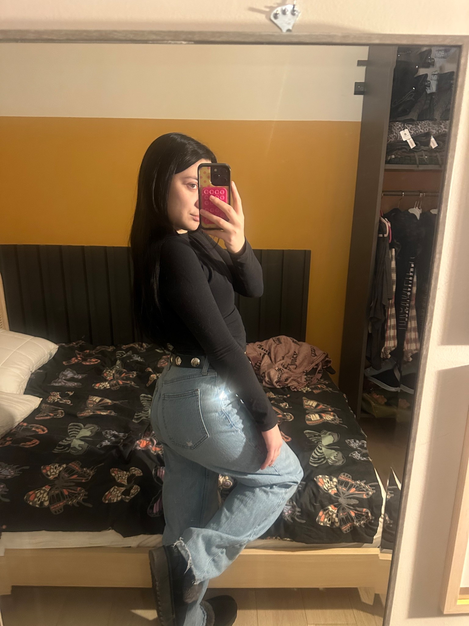 casual outfit for hanging at home! i’m linking my uggs, abercrombie jeans, skims long sleeve and a similar studded belt! 

#LTKPetite