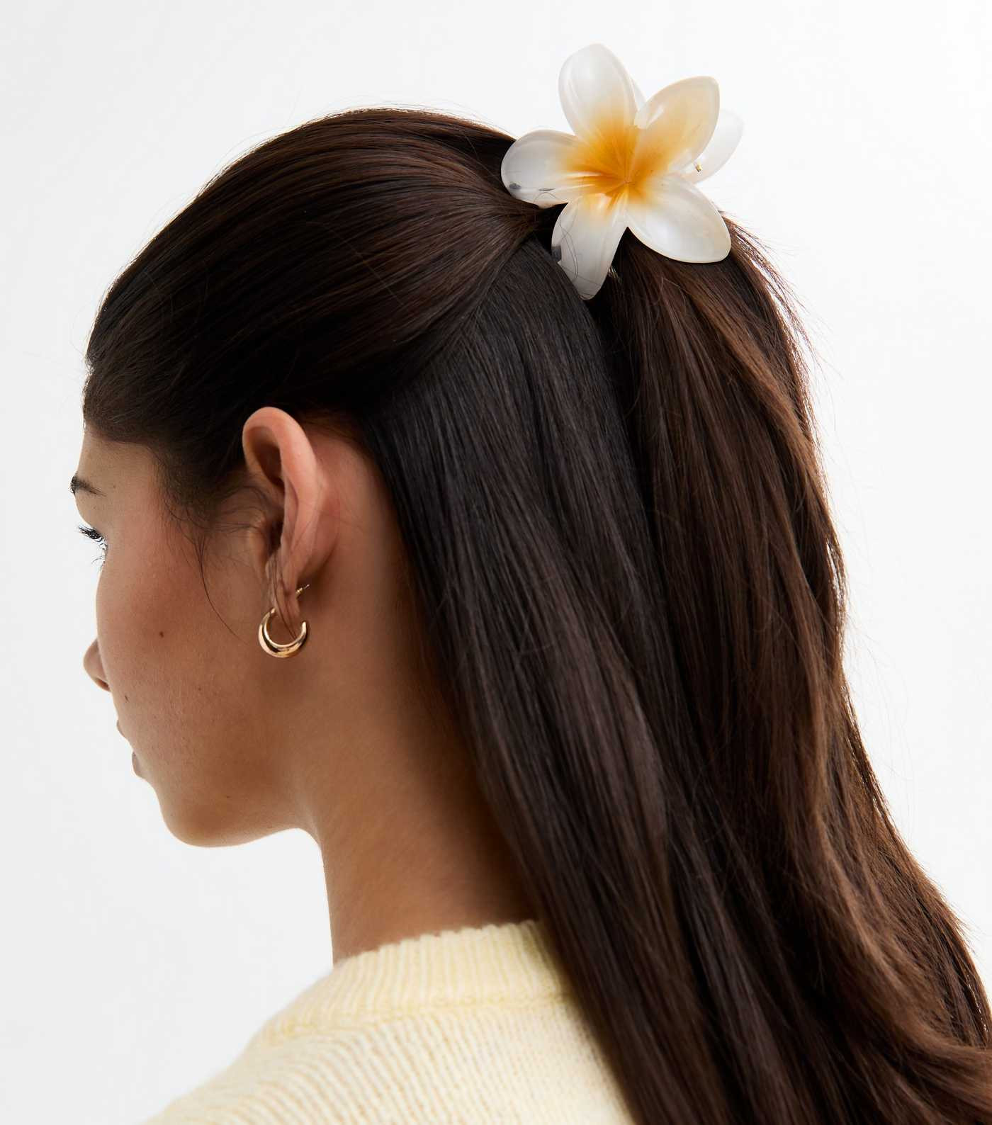 White Two Tone Flower Hair Claw Clip | New Look | New Look (UK)