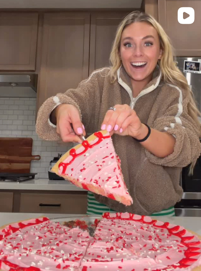 IT'S SO CUTE !! Making a valentines pizza cookie dessert 

 