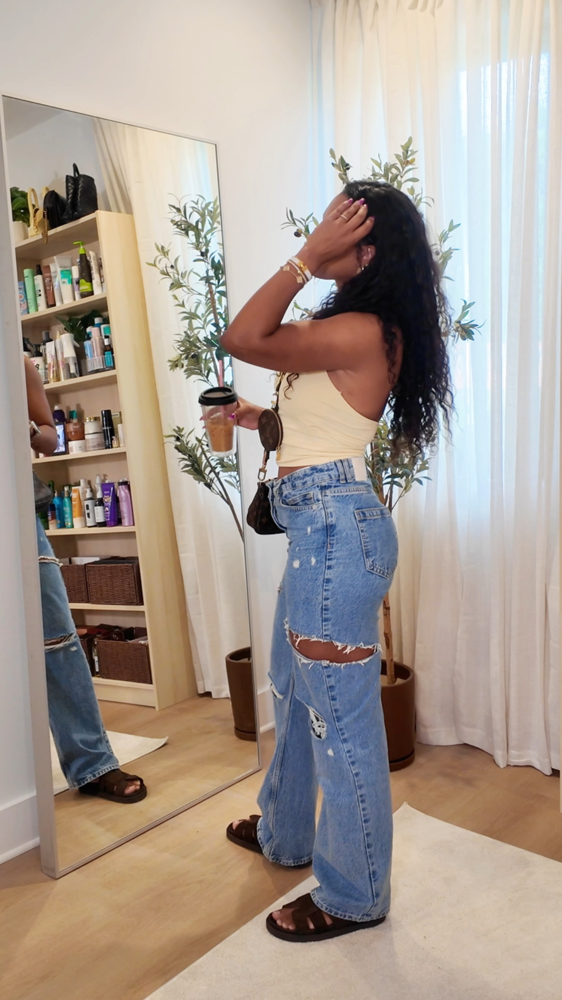 The top, the jeans, the sandals 👏🏽

Top: Small
Jeans: 4
Shoes: 9