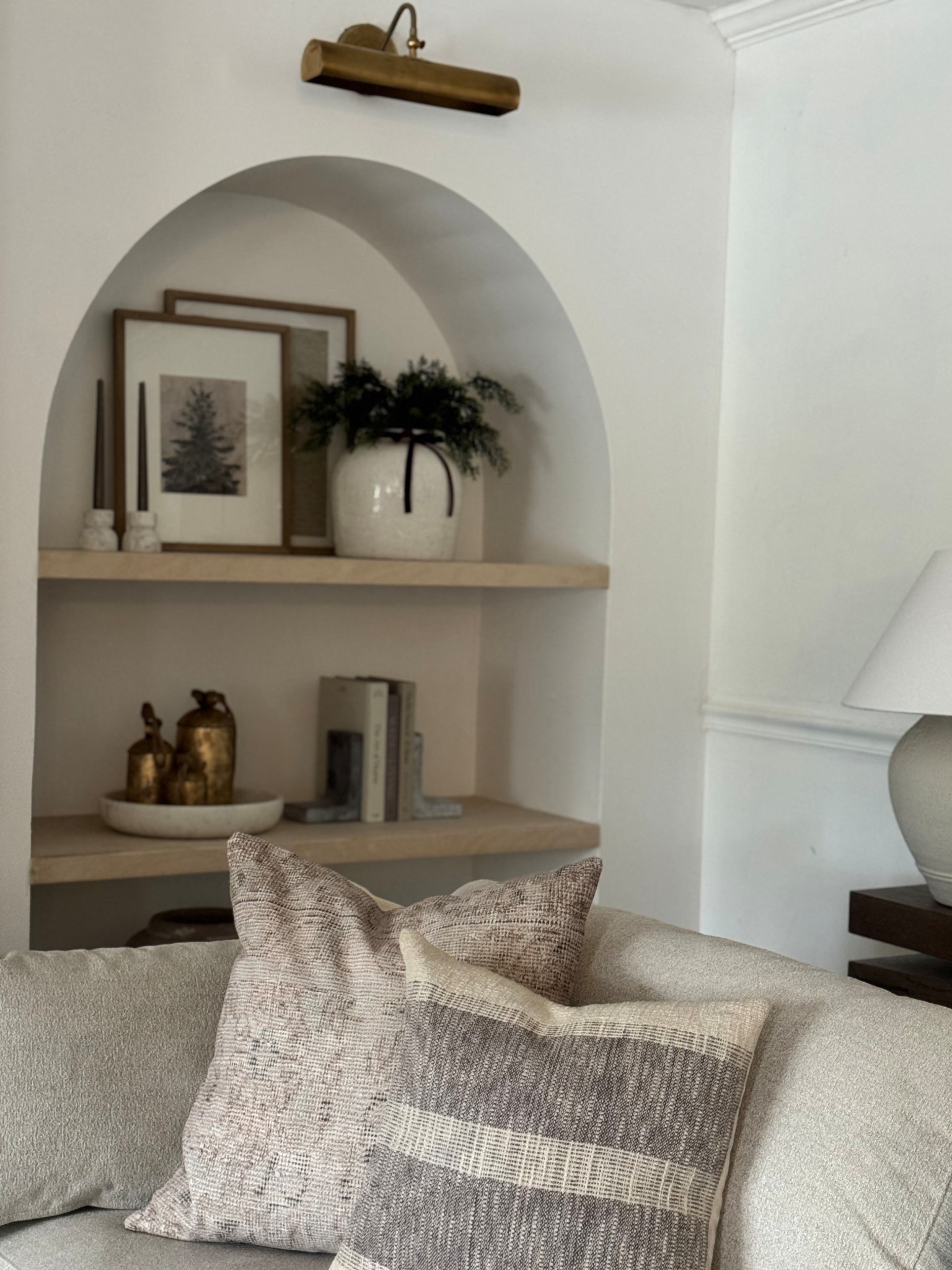 Christmas bookshelvess

#LTKHoliday