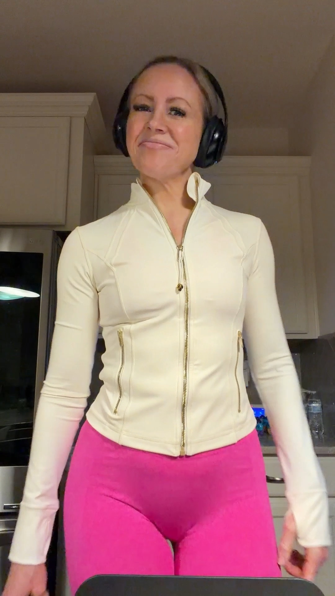 Fit check: jacket + pink leggings = instant mood boost. Comfy, flattering, and mom-life approved. Linked everything here 💕



#LTKfitnessgoals #LTKActive #LTKmomlife