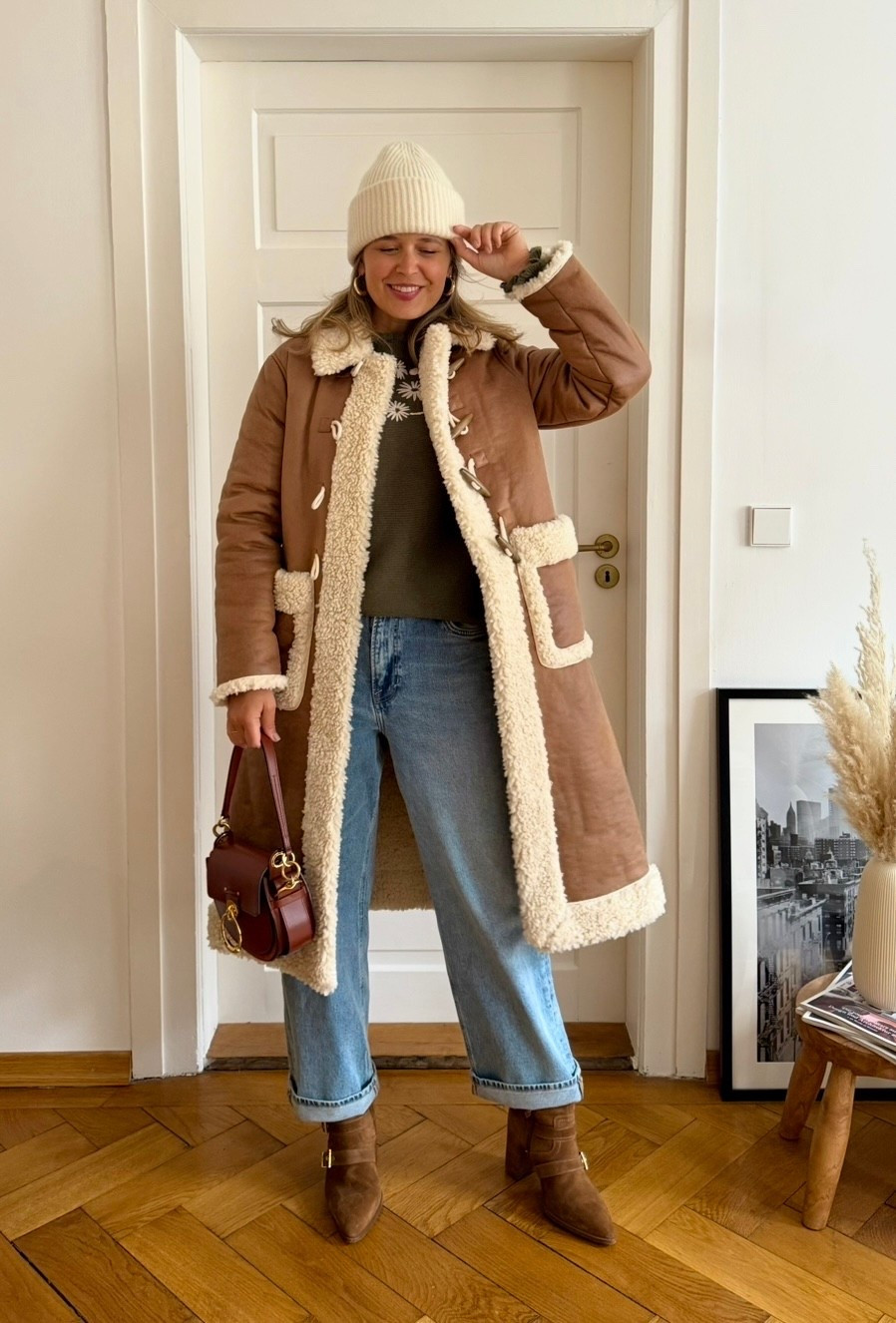 Winterlook mit Strickpulli, Jeans und Mantel in Lammfelloptik 

#LTKeurope #LTKCyberWeek #LTKsale