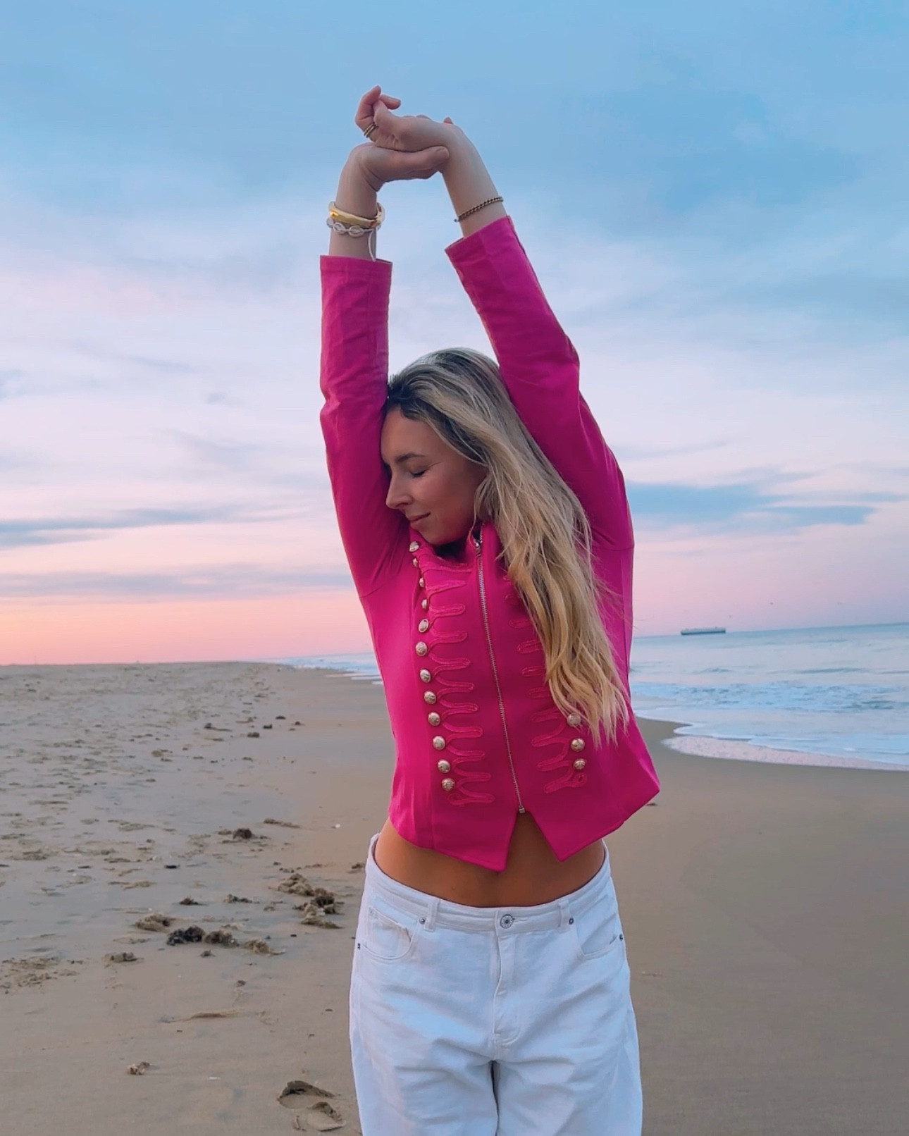 color coordinating the sunset in @junkgypsy 💗🌅🌺🌞 we even had some local visitors 🐬🌊💦 🫶🏼