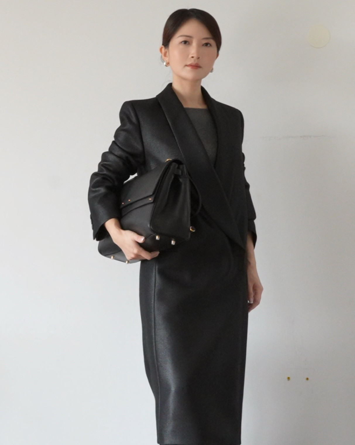 分享一套celine和Jil Sander的高级冷感穿搭，即使小个子女生也能轻松穿出气场感！

Cos这件羊毛混纺外套，带有金属光泽感，门矜的线条感形成一个V型，即使不佩戴任何的项链，也能把内搭的灰色切割得特别有型。

这身是通勤界吵架干仗的权威型选手，比如投行，法务部，党派重要会议，路演，签合同，官方的谈判都很稳。当然面试，见客户，秋冬差旅通勤，在机场和高铁都很抗打。一句话总结，这件大衣尤其适合你想要“别人先听你说”的那种场合

🌵Cos纯棉T恤 麻灰色 32码 https://c.klarna.com/al/HoSX/
🌵Cos羊毛混纺长款外套 黑色 32码 https://c.klarna.com/al/Hrv9/
🌵Uniqlo西裤 XXS 深灰色 https://rsme.plus/dzwwUH
🌵7or9小羊皮短靴 37码 💰85折码Lois15 12月礼物季大促8折码GS20
https://7or9.com/products/meteor-latte-square-toe-black-leather-heeled-ankle-boots-with-elastic-shaft?ref=longmeimei777
官网直达 https://7or9.com/?ref=longmeimei777
🌈Fabrique Rialto黑色公文包 https://rsme.plus/WfHUGZ
💰Fabrique新人85折【tolong】，老用戶9折碼【tolong10】（可以疊加會員積分系統）https://rstyle.me/+BvS2xt5yDouquDP77_29Hg
🌵Cos月牙耳环 银色（已脱销）➡️今年新款 https://c.klarna.com/al/HrvG/
🌵爱马仕H扣黑银

#LTKworkwear #LTKmodest #LTKbag