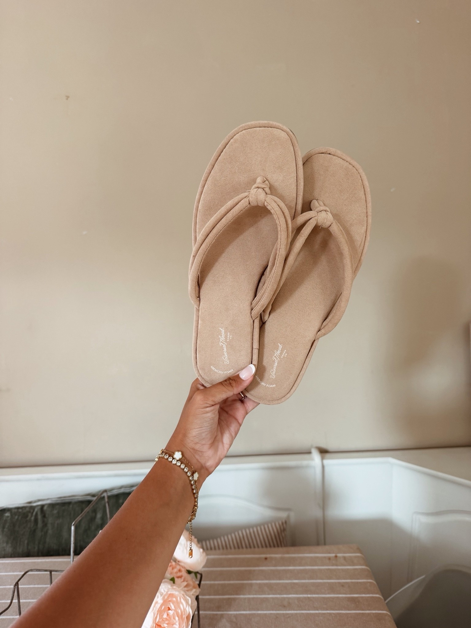 the comfiest flip flops ever 🤌🏼

#LTKdayinmylife #LTKfitnessgoals #LTKmomlife