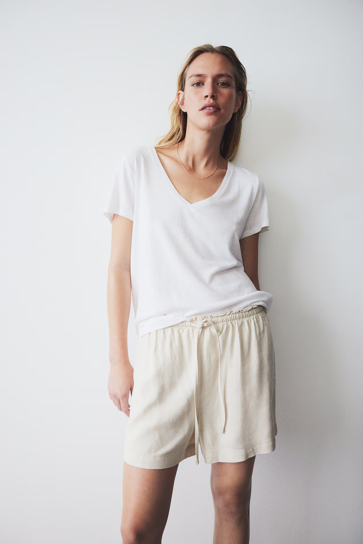 Linen-blend Shorts - High waist - Short - Light beige - Ladies | H&M US | H&M (US + CA)