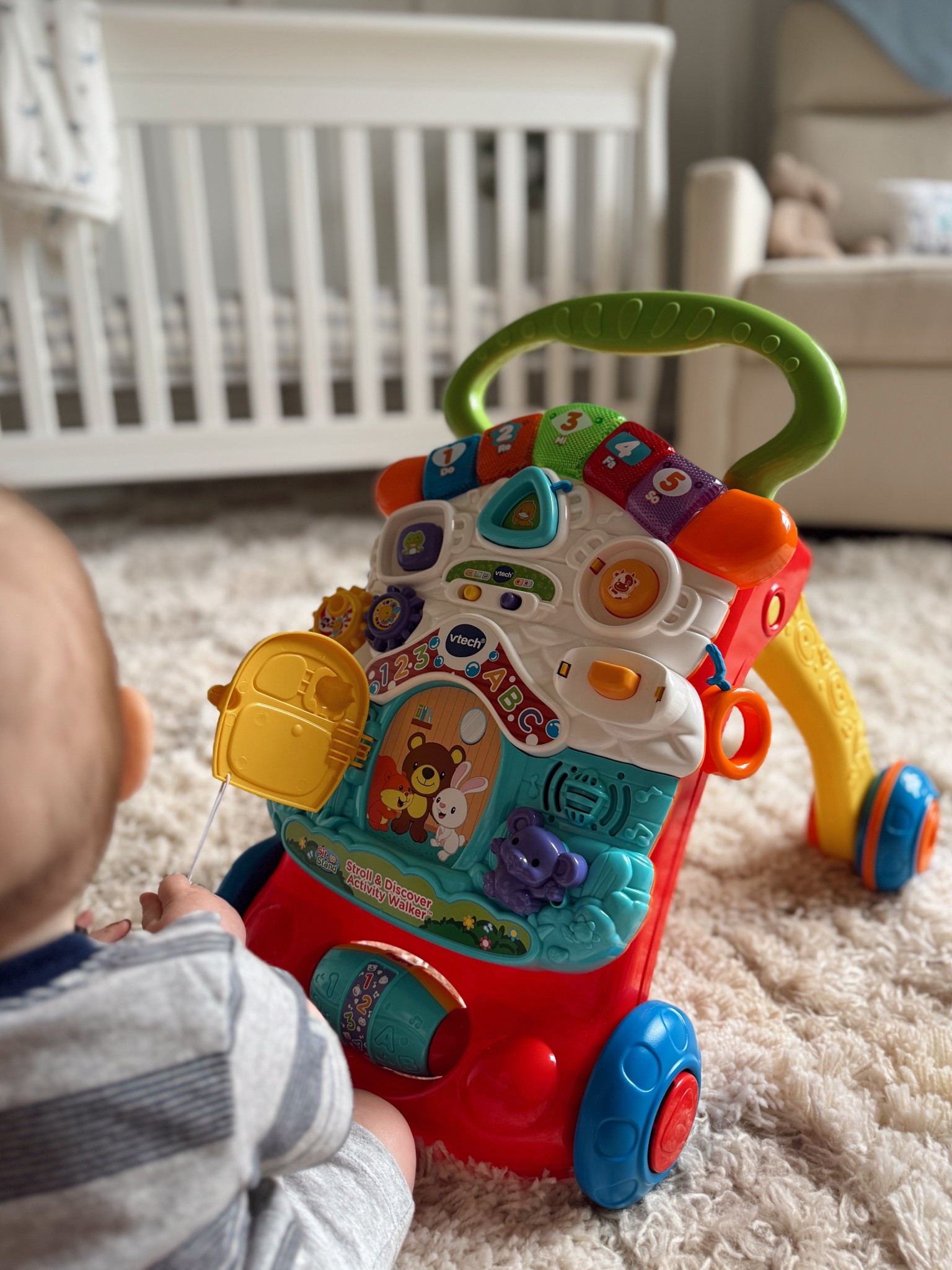 Reed’s favorite toy right now 💛