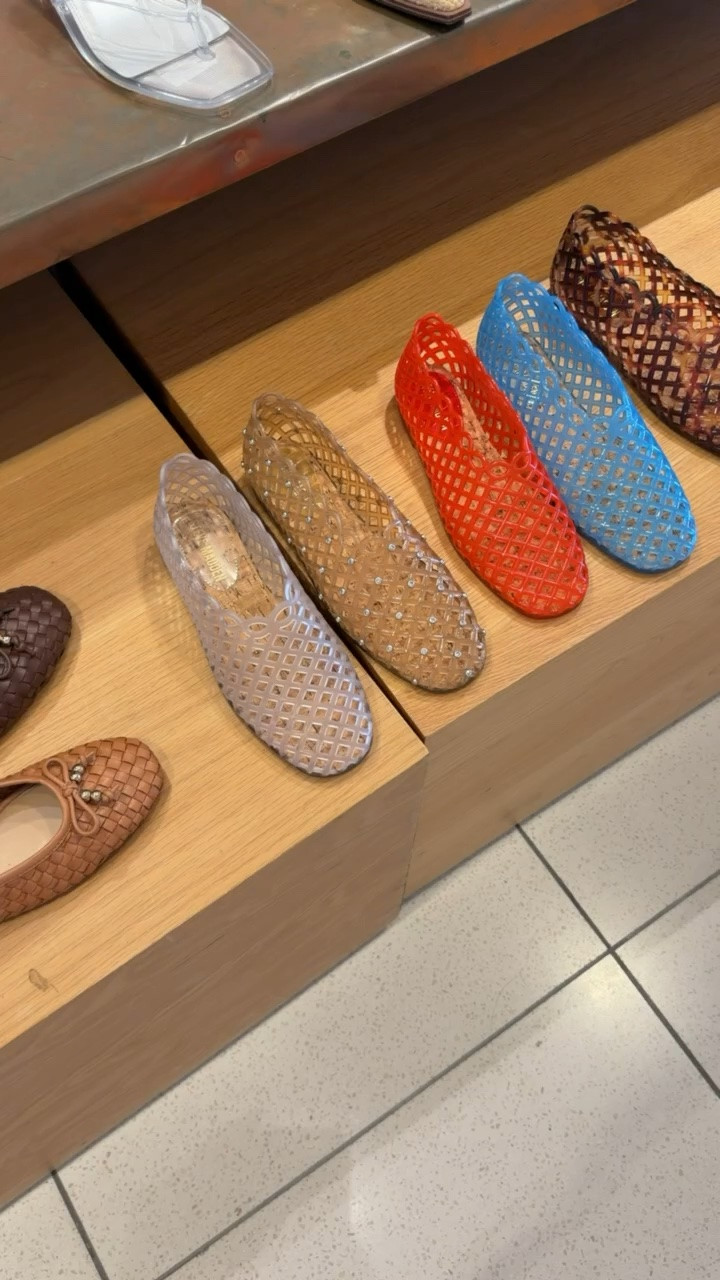 Steve Madden jelly flats.

jelly shoes, trendy summer shoes, neutral shoes, comfortable flats, vacation shoes, chic everyday shoes, resort wear accessories,  steve madden shoes

#LTKOver40