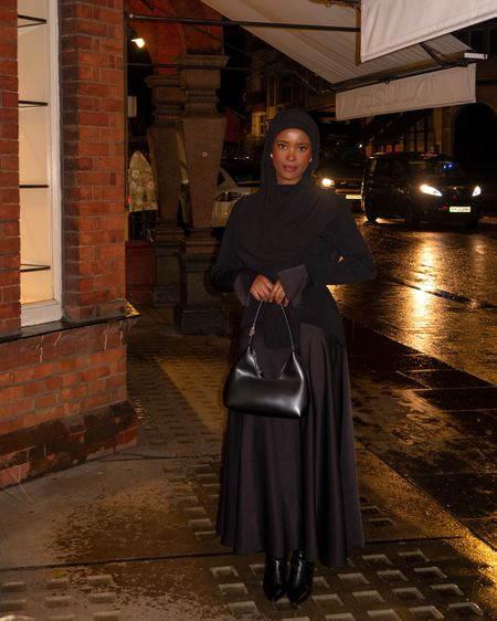 black modest maxi dress, evening dress, party, black midi dress, hijabi outfit inspo, winter fashion 🖤 