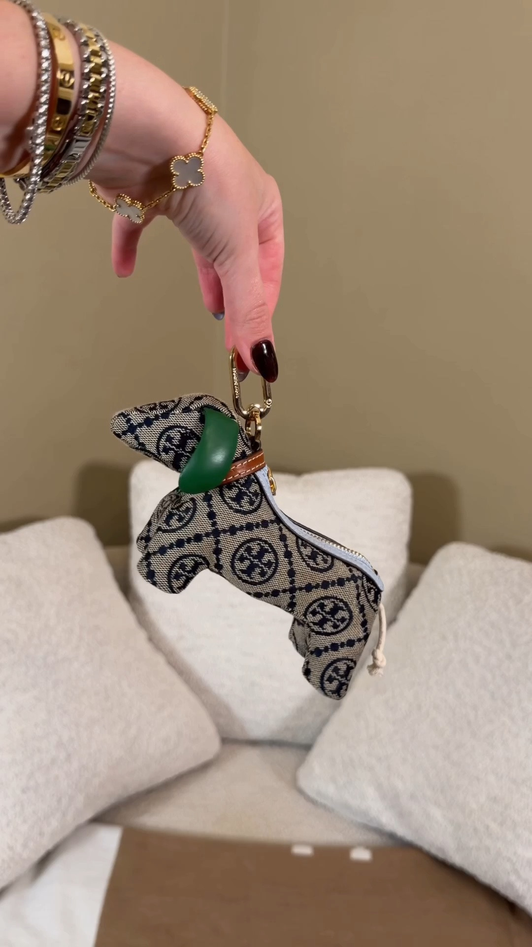 Might be my favorite lil find and the perfect lol gift 😍 Comment SHOP & I’ll sm you the link!

This little Tory Burch coin purse/bag charm is so precious. They have a dog, and elephant. It was hard to choose which was my favorite but I had to go with the puppy! 😍

This would be the best little holiday gift!