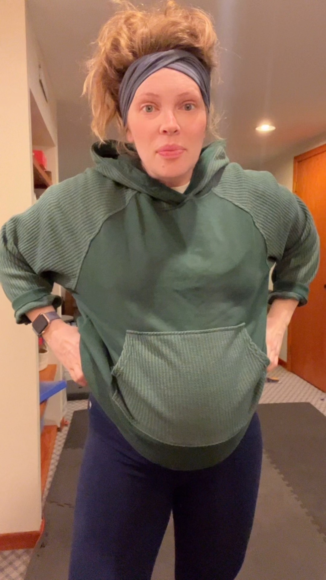 Workout fit of the day! Loving this new hoodie! Love love the ribbed details 😍 wearing size medium in sweatshirt and leggings and size large in the rest! 