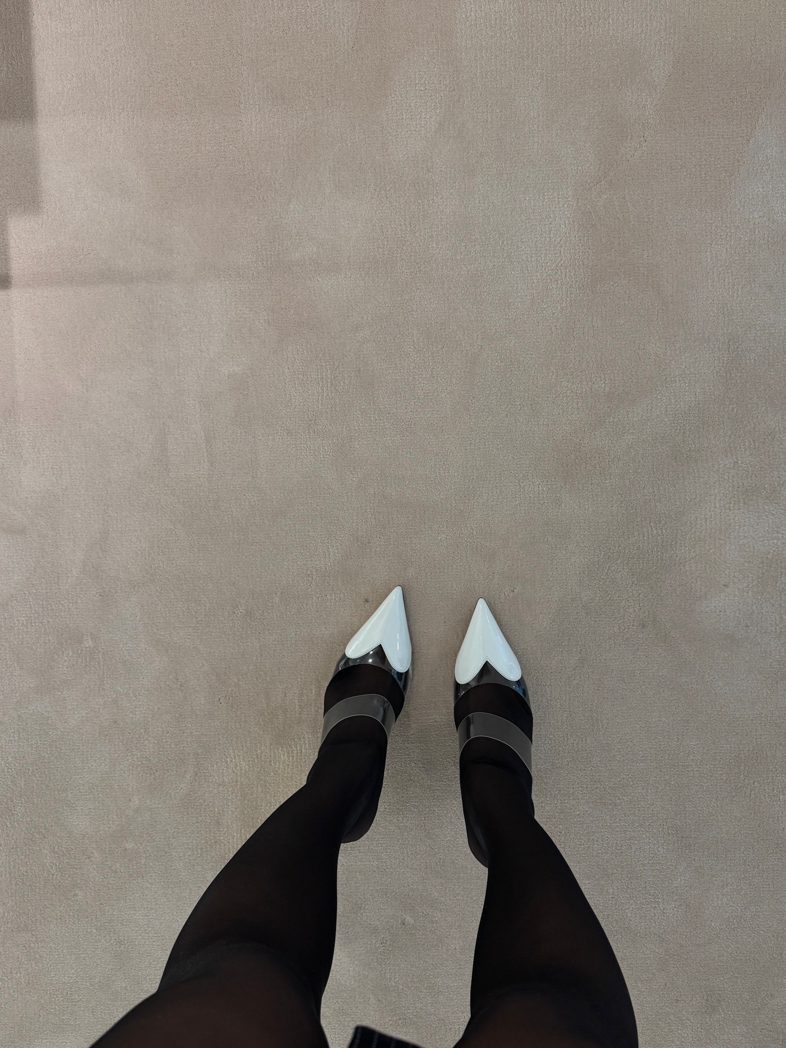 Alaia white heart mule 🤍
#springshoes #springlook #SS25 #alaiaheartshoe #whiteshoes #mules 

#LTKspring #LTKluxury #LTKworkwear