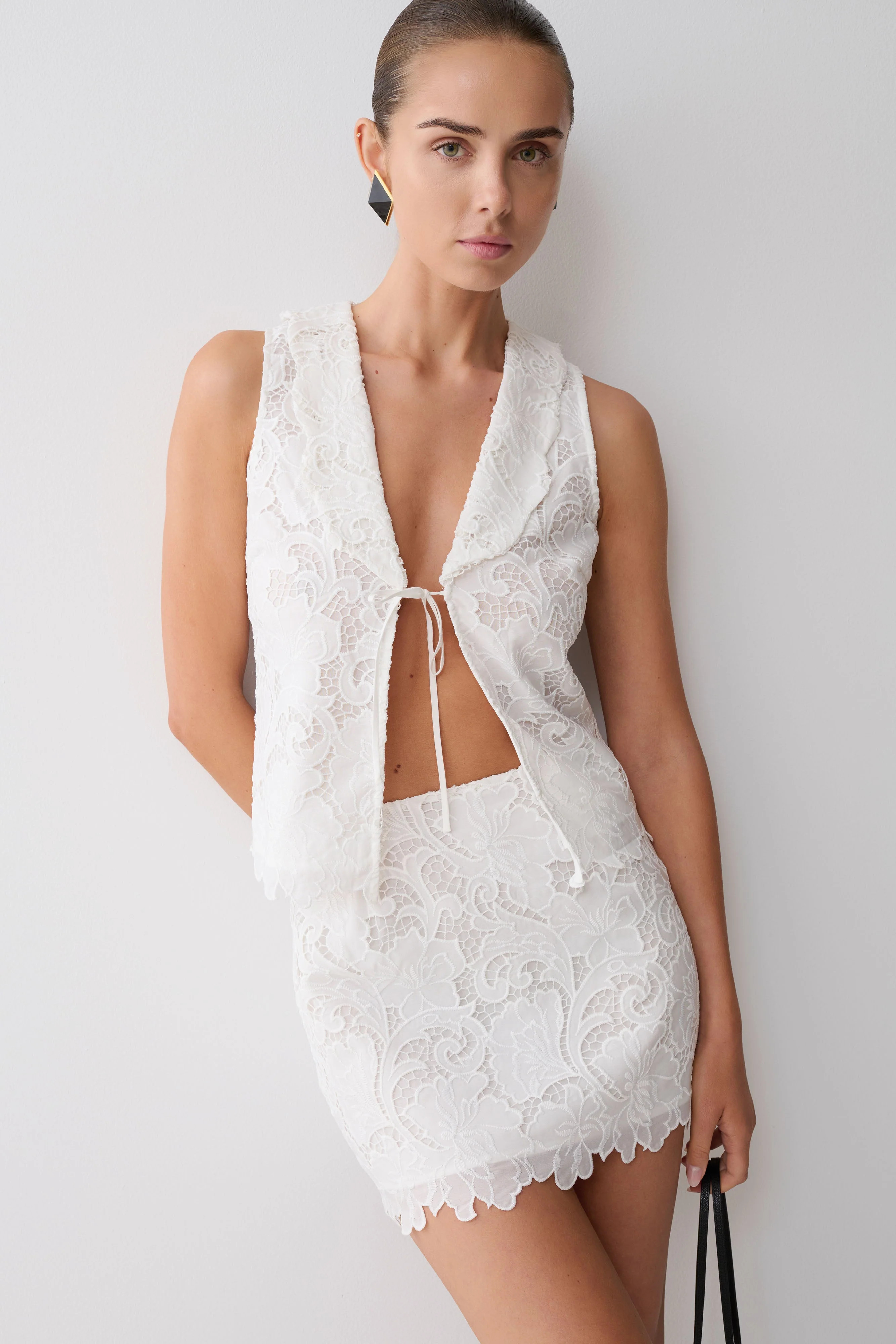Tessa Broderie Tie Front Sleeveless Top - White | MESHKI US
