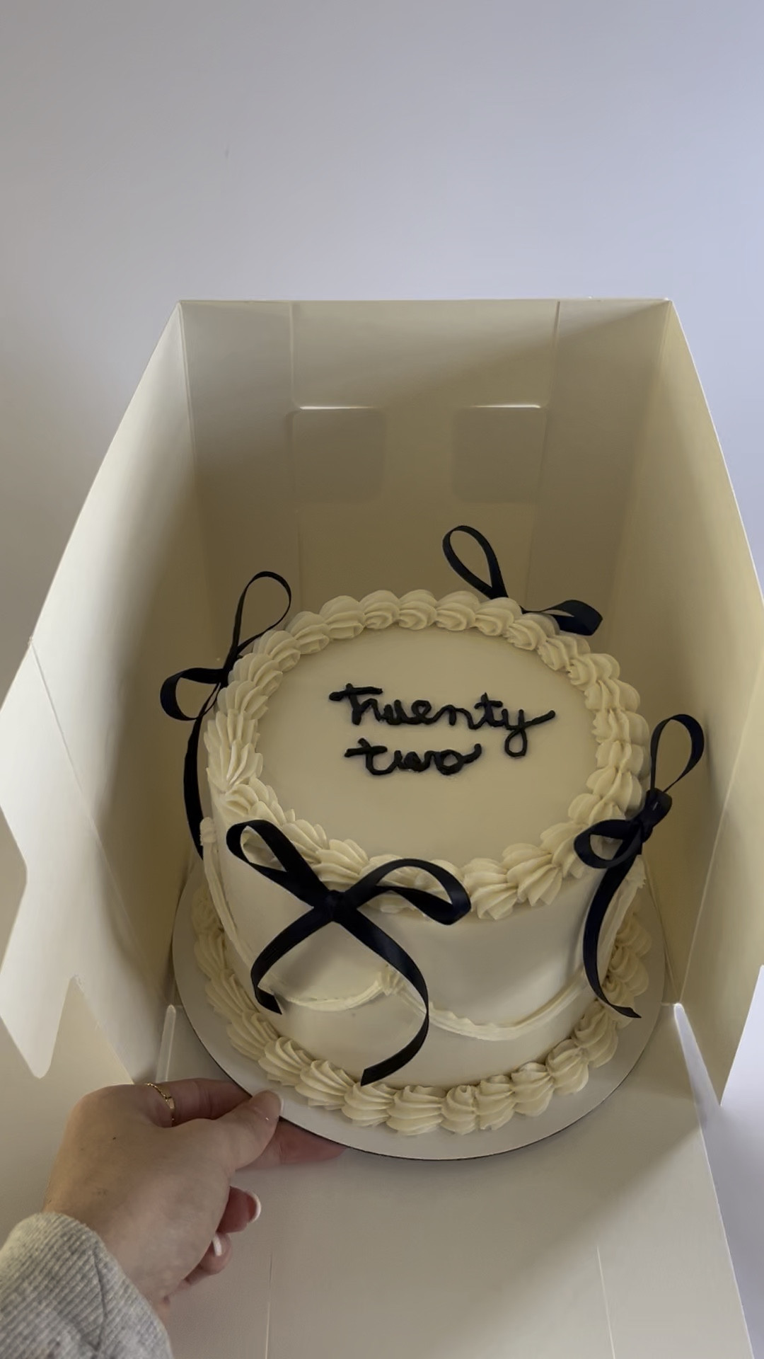 Sweet n simple black & white cake🖤 🤍 perfect for any occasion but especially NYE !! 

#LTKHoliday #LTKSeasonal #LTKParties